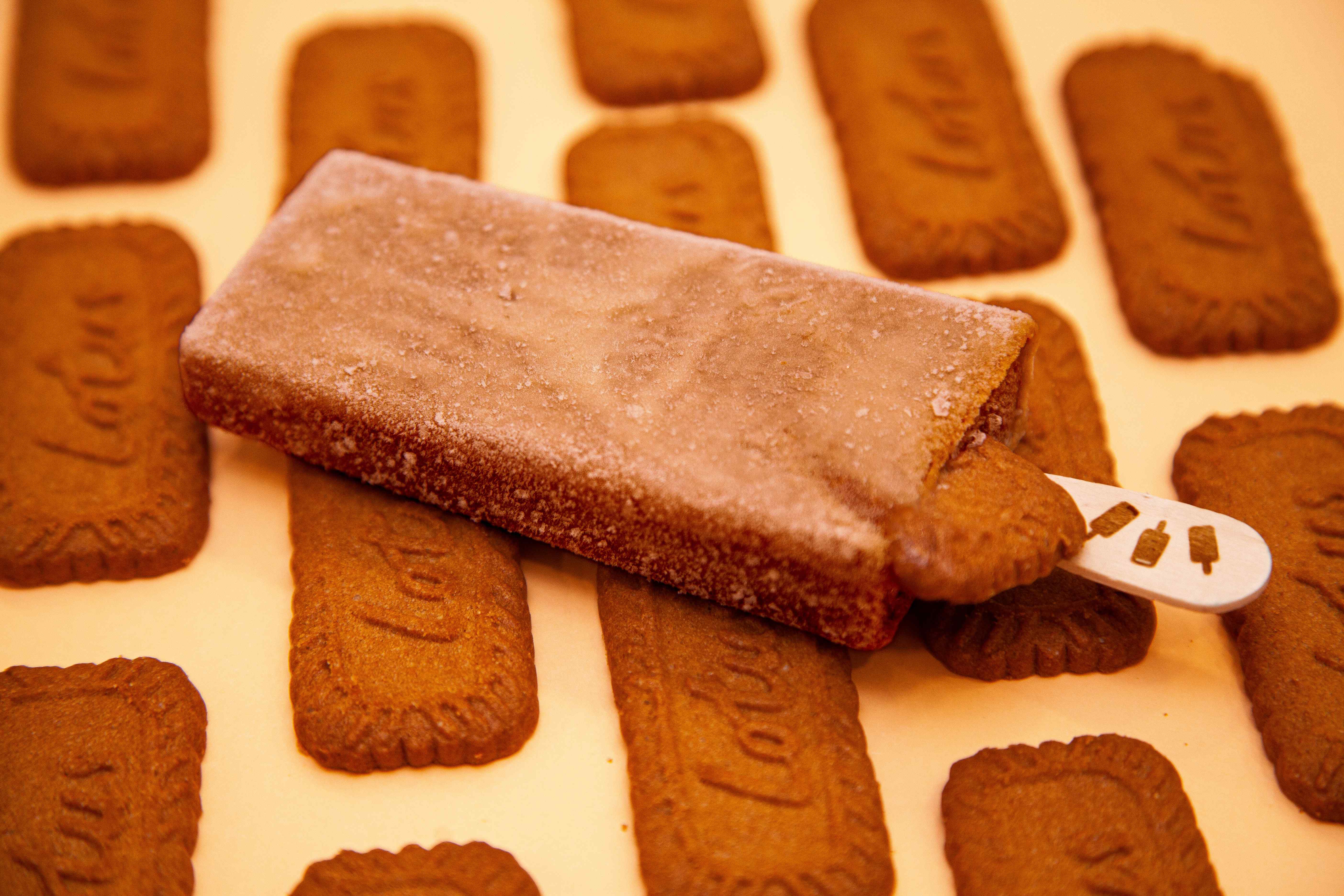 Paleta spéculoos artisanale entourée de biscuits dorés